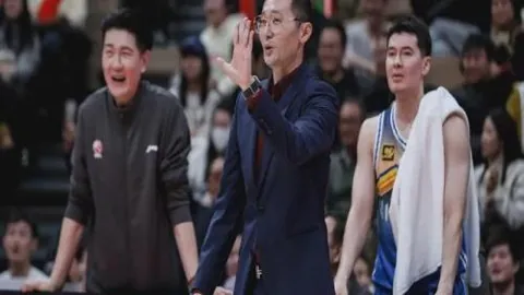 杨毅质疑詹皇：为何缺席科比追悼会及韦德名人堂典礼？